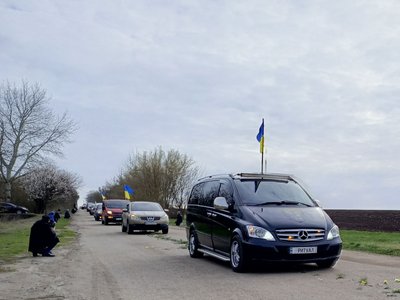 Зустріли на колінах: громада Черкащини попрощалась із захисником
