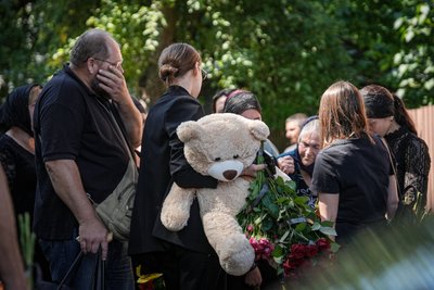 Загинули від КАБу: прощання з Наталією і Міланою Овчаровими Загинули від КАБу: прощання з Наталією і Міланою Овчаровими