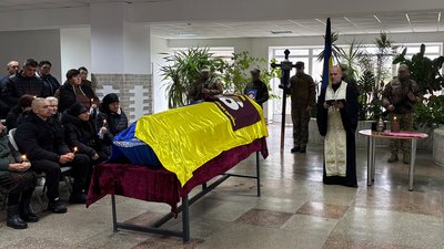 В Олександрії на Кіровоградщині попрощалися із захисником Ігорем Гавриленком В Олександрії на Кіровоградщині попрощалися із захисником Ігорем Гавриленком