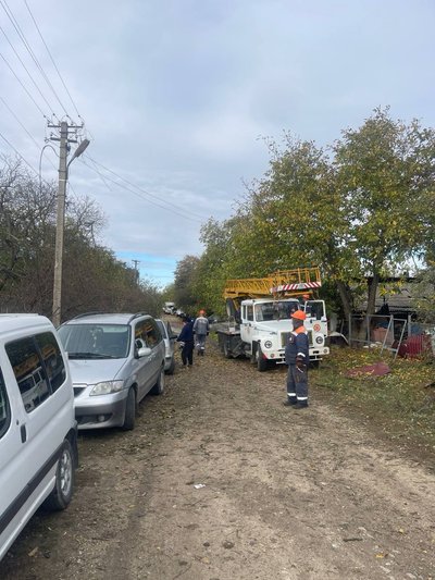 Пошкоджені будинки та пожежа унаслідок падіння російського дрона на Хмельниччині Пошкоджені будинки та пожежа унаслідок падіння російського дрона на Хмельниччині