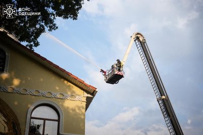 В Одесі через влучання блискавки загорівся чоловічий монастир В Одесі через влучання блискавки загорівся чоловічий монастир