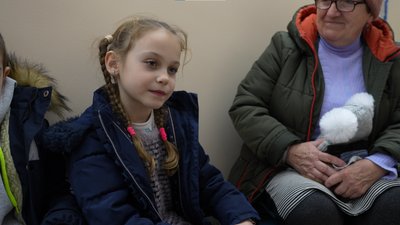 Смаколики й іграшки від святого Миколая: волонтери з Дніпра роздали подарунки дітям Херсонщини Смаколики й іграшки від святого Миколая: волонтери з Дніпра роздали подарунки дітям Херсонщини