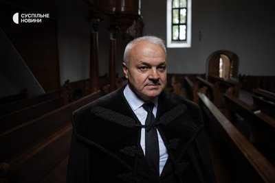 Єпископ Закарпатської реформатської церкви (церква угорців Закарпаття) Зан-Фабіан в храмі у селі Вари Берегівської громади, 29 березня 2026 року Єпископ Закарпатської реформатської церкви (церква угорців Закарпаття) Зан-Фабіан в храмі у селі Вари Берегівської громади, 29 березня 2026 року