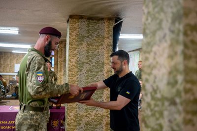 Президент вручив нагороди військовим житомирської 95-ї бригади Президент вручив нагороди військовим житомирської 95-ї бригади