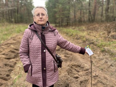 "Ліс Героїв": ветерани та рідні загиблих військових висадили алею дубів поблизу Луцька