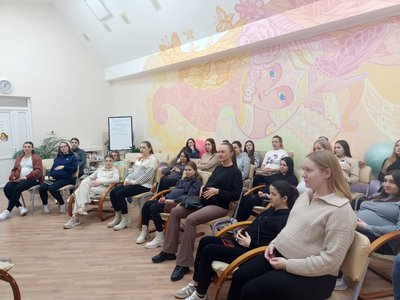 Як носити слінг — урок для батьків у Волинському перинатальному Як носити слінг — урок для батьків у Волинському перинатальному