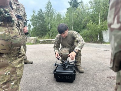 У Житомирі інструктори ЗСУ навчали молодь керувати дронами У Житомирі інструктори ЗСУ навчали молодь керувати дронами