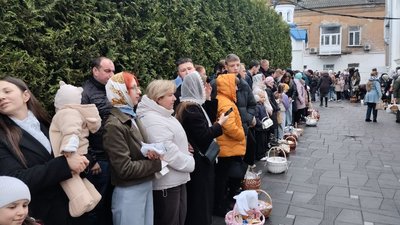 У Житомирі після літургії освячували великодні кошики у Свято-Михайлівському соборі У Житомирі після літургії освячували великодні кошики у Свято-Михайлівському соборі
