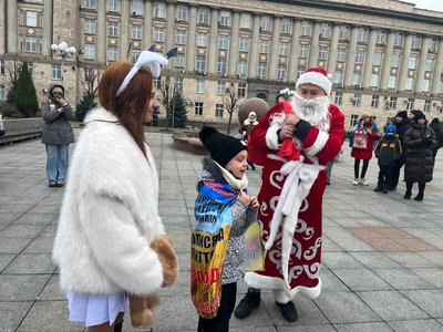 Солодощі від Миколая: у Черкасах дітям полонених та зниклих безвісти вручили подарунки Солодощі від Миколая: у Черкасах дітям полонених та зниклих безвісти вручили подарунки