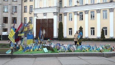 Два роки алеї пам’яті на майдані Корольова у Житомирі: встановили 316 прапорців Два роки алеї пам’яті на майдані Корольова у Житомирі: встановили 316 прапорців
