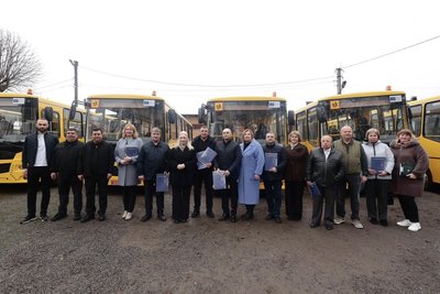 У громади Вінницького району передали дев’ять нових шкільних автобусів