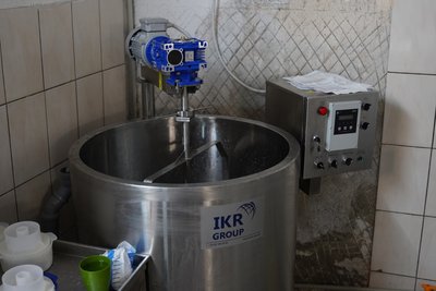 На Миколаївщині виготовляють крафтові козячі сири: як працює сироварня
