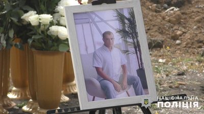 У Кривому Розі поховали Олександра Азарова та Сніжану Павлюк, які загинули черед удар РФ по управлінню поліції У Кривому Розі поховали Олександра Азарова та Сніжану Павлюк, які загинули черед удар РФ по управлінню поліції