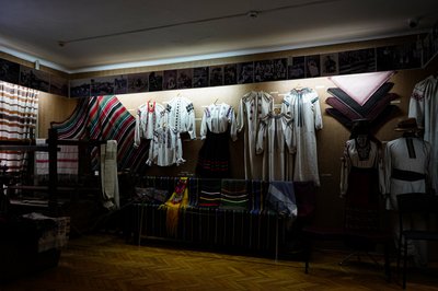 У обласному краєзнавчому музеї близько 250 подільських сорочок, які вишиті різними техніками У обласному краєзнавчому музеї близько 250 подільських сорочок, які вишиті різними техніками