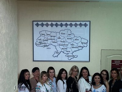 В Ужгороді презентували вишиту мапу України В Ужгороді презентували вишиту мапу України