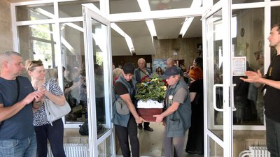 У Полтаві попрощалися із головним режисером обласного театру ляльок Ніко Лапуновим У Полтаві попрощалися із головним режисером обласного театру ляльок Ніко Лапуновим