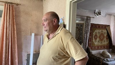 В'ячеслав Яремченко у пошкодженому обстрілом будинку у Дубівці, 10 червня 2024 року В'ячеслав Яремченко у пошкодженому обстрілом будинку у Дубівці, 10 червня 2024 року