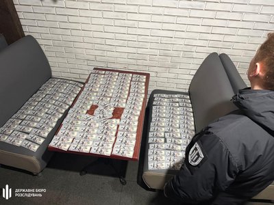 Вимагала 21 тис. доларів у пораненого військового: у хабарництві підозрюють посадовицю "Центру пробації" у Дніпрі Вимагала 21 тис. доларів у пораненого військового: у хабарництві підозрюють посадовицю "Центру пробації" у Дніпрі