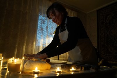 Наталія Кабашна робить "панянки" при свічках: через проблеми в енергосистемі України в громаді Наталії вимикають світло Наталія Кабашна робить "панянки" при свічках: через проблеми в енергосистемі України в громаді Наталії вимикають світло