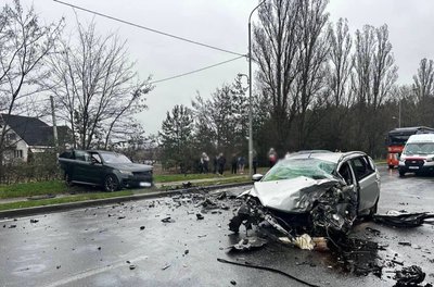 У Черкасах зіштовхнулися три авто: є загиблий та травмований У Черкасах зіштовхнулися три авто: є загиблий та травмований