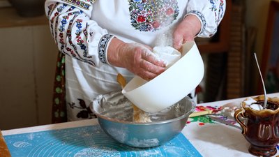 Рецепти домашніх коржів з Рівненщини: три варіанти від господині з Борщівки Рецепти домашніх коржів з Рівненщини: три варіанти від господині з Борщівки