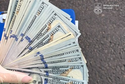 12 тисяч доларів за «вирішення питання» із комунальною землею. У Дніпрі затримали службовця КП міськради на хабарі 12 тисяч доларів за «вирішення питання» із комунальною землею. У Дніпрі затримали службовця КП міськради на хабарі