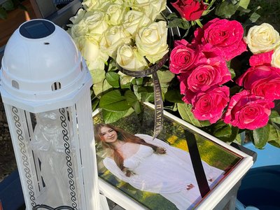 "Добра сім’я була". На Львівщині поховали маму й доньку, які загинули у Лапаївці "Добра сім’я була". На Львівщині поховали маму й доньку, які загинули у Лапаївці
