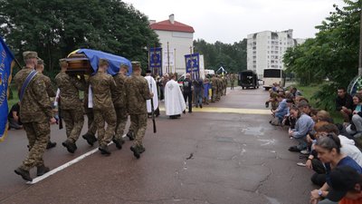 Загинув в авіакатастрофі, коли везли на обмін: у Славутичі прощалися з нацгвардійцем Іваном Роєм Загинув в авіакатастрофі, коли везли на обмін: у Славутичі прощалися з нацгвардійцем Іваном Роєм