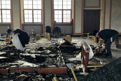 Збирання священних книг після пожежі у Садгірській синагозі Збирання священних книг після пожежі у Садгірській синагозі