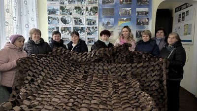 У селах Житомирщини жінки щодня плетуть сітки для військових У селах Житомирщини жінки щодня плетуть сітки для військових