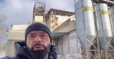 Микола Бакшеєв біля пошкодженого російським дроном елеватора, 31 грудня 2025 року Микола Бакшеєв біля пошкодженого російським дроном елеватора, 31 грудня 2025 року