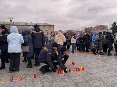 Свічки пам'яті: у Черкасах вшанували жертв Голодоморів Свічки пам'яті: у Черкасах вшанували жертв Голодоморів