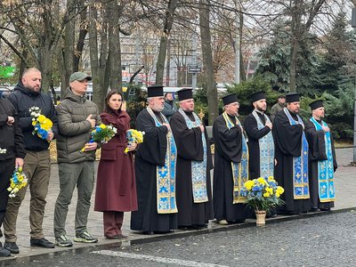 Поклали квіти й провели панахиду: у Дніпрі відзначили День Гідності та Свободи