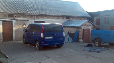 Автомобіль "Mercedes-Benz Vito", який покотився і наїхав на жінку