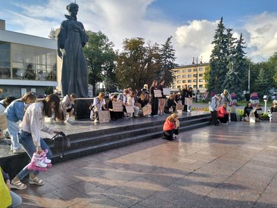 «Повернути Федорова»: у Луцьку розпочали безстроковий мітинг проти відставки глави Міноборони «Повернути Федорова»: у Луцьку розпочали безстроковий мітинг проти відставки глави Міноборони