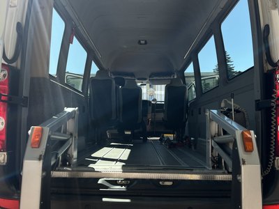 Один автобус вміщує чотири пасажири, інший — шість Один автобус вміщує чотири пасажири, інший — шість