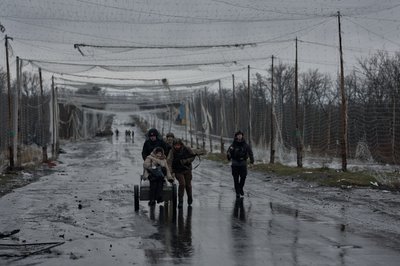 Бабусю вивезли на возику: як з Костянтинівки 13 лютого евакуювали кількох людей Бабусю вивезли на возику: як з Костянтинівки 13 лютого евакуювали кількох людей