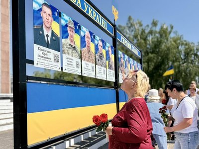 У селі на Вінниччині відкрили Алею Слави на честь 20 загиблих військових У селі на Вінниччині відкрили Алею Слави на честь 20 загиблих військових