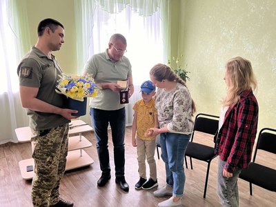 На Сумщині родині загиблого захисника Дмитра Дзюби вручили орден "За мужність" III ступеня На Сумщині родині загиблого захисника Дмитра Дзюби вручили орден "За мужність" III ступеня