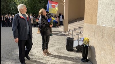 В Одеському ліцеї №89 встановили пам'ятну дошку загиблому військовому Віталію Синенку, який загинув під Бахмутом