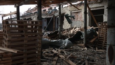 Сховалась від "шахедів" у шафі, будинок підстрибував: очевидці про атаку РФ на підприємство в Новгороді-Сіверському Сховалась від "шахедів" у шафі, будинок підстрибував: очевидці про атаку РФ на підприємство в Новгороді-Сіверському