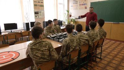 У Хмельницькому старшокласників вчать управляти дронами У Хмельницькому старшокласників вчать управляти дронами