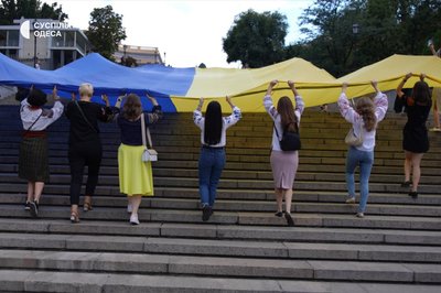 В Одесі вперше з початку повномасштабної війни на Потьомкінських сходах розгорнули стяг до Дня прапора В Одесі вперше з початку повномасштабної війни на Потьомкінських сходах розгорнули стяг до Дня прапора