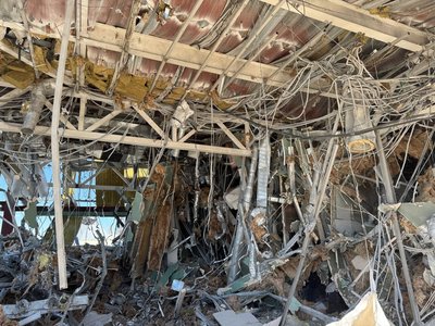 У Дніпрі відновлюють будинок, у дах якого поцілила ракета РФ