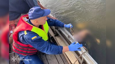 За 1 кілометр від місця події: з Десни на Чернігівщині дістали тіло одного з юнаків, які зникли три дні тому За 1 кілометр від місця події: з Десни на Чернігівщині дістали тіло одного з юнаків, які зникли три дні тому