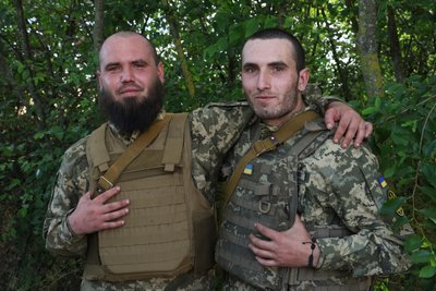 "Щоб менше гробів було": брати з одного екіпажу захищають небо на півдні України "Щоб менше гробів було": брати з одного екіпажу захищають небо на півдні України