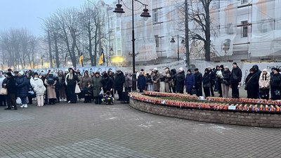 Хмельничани та гості міста зібралися біля кінотеатру Шевченка, 20 грудня 2025 року Хмельничани та гості міста зібралися біля кінотеатру Шевченка, 20 грудня 2025 року