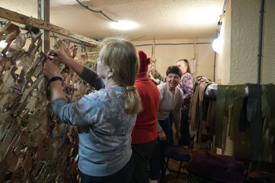 Вплітають обереги у маскувальні сітки. Як херсонські волонтери з ГО "Небайдужі" допомагають бійцям