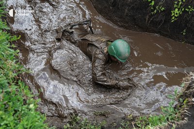 Військовослужбовець з групи морпіхів 505-го окремого батальйону, які проходять смугу перешкод, повзе в грязюці під час однієї із вправ. Південь України, травень 2025 року Військовослужбовець з групи морпіхів 505-го окремого батальйону, які проходять смугу перешкод, повзе в грязюці під час однієї із вправ. Південь України, травень 2025 року