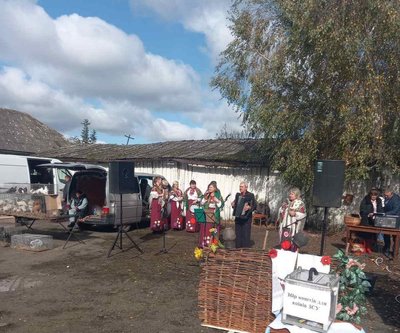 Виступ місцевого аматорського колективу під час благодійного ярмарку у селі Пирогівці Виступ місцевого аматорського колективу під час благодійного ярмарку у селі Пирогівці